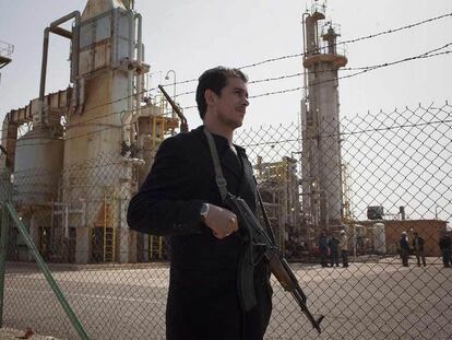 Un voluntario de las fuerzas rebeldes protege una refinería en la ciudad de Brega.