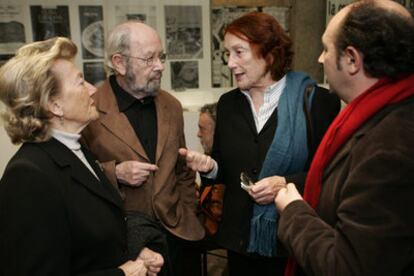 José Manuel Caballero Bonald (segundo por la izquierda), con su esposa (a su derecha), la directora de la Biblioteca Nacional, Rosa Regás, y el editor Adolfo García Ortega.