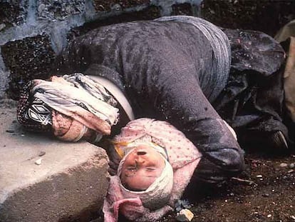 El kurdo iraquí Alí Haver, junto a su hijo de un mes, muertos en el ataque químico contra Halabja en marzo de 1988.