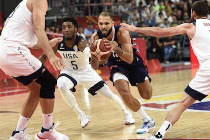 El francés Evan Fournier (en el centro) flanqueado por los jugadores estadounidenses.