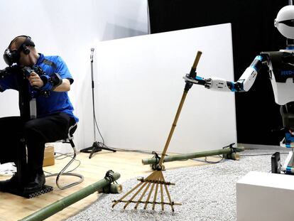 Un empleado opera un robot de SEED Solutions en el World Robot Summit.