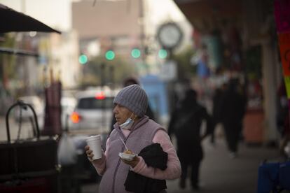 La Coordinación Nacional de Protección Civil ha recomendado a la población limitar el tiempo que pasa en exteriores para evitar contraer alguna enfermedad respiratoria. En la imagen, una mujer camina entre el frío en una avenida de Tijuana, en el Estado de Baja California. 