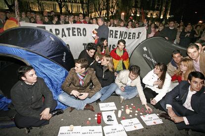 Un jovencísimo Pablo Casado (en el centro), junto a Ana Camins (a su izquierda) y Ángel Carromero, de las Nuevas Generaciones del PP, participan en una protesta en marzo de 2007 frente a la sede del Ministerio del Interior, en el madrileño paseo de la Castellana, por la decisión de este departamento, dirigido entonces por el socialista Alfredo Pérez Rubalcaba, de suavizar el régimen penitenciario del etarra José Ignacio de Juana Chaos.