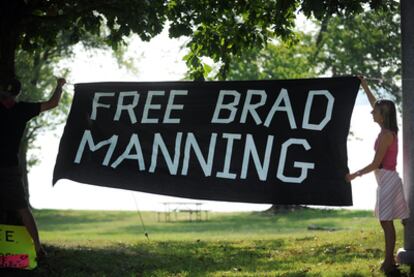 Pancarta en petición de libertad para el soldado Manning, colgada el 8 de agosto de 2010 frente a la base militar de Quantico (Virginia, Estados Unidos) donde está preso.