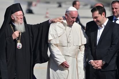 El arzobispo de Constantinopla y Patriarca Ecuménico, Bartolome I, junto al papa Francisco y el primer ministro griego, Alexis Tsipras, en el aeropuerto de la isla griega de Lesbos.