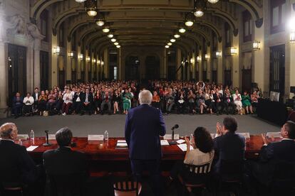 Andrés Manuel López Obrador se dirige a los legisladores, este 30 de abril en Palacio Nacional.