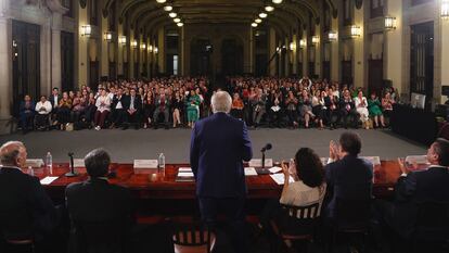 Andrés Manuel López Obrador se dirige a los legisladores, este 30 de abril en Palacio Nacional.