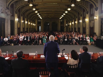 Andrés Manuel López Obrador se dirige a los legisladores, este 30 de abril en Palacio Nacional.