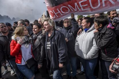 Poco antes del final de su encuentro con los sindicatos, el equipo del candidato le comunica que su rival, Marine Le Pen, está en la ciudad. Un representante sindical confirma que no estaba prevista su presencia en la fábrica, que se ha presentado sin previo aviso.