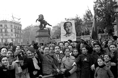 Simpatitzants saluden a les tropes nacionals en la seva entrada a Barcelona