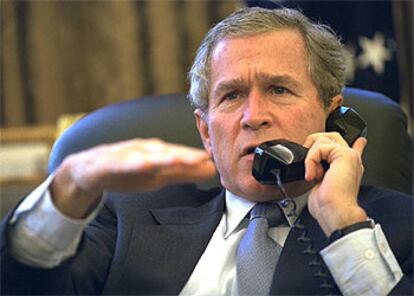 George W. Bush, ayer, conversa telefónicamente con el primer ministro japonés, Junichiro Koizumi.