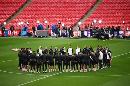 La plantilla del Real Madrid escuha la charla de Ancelotti en Wembley. 