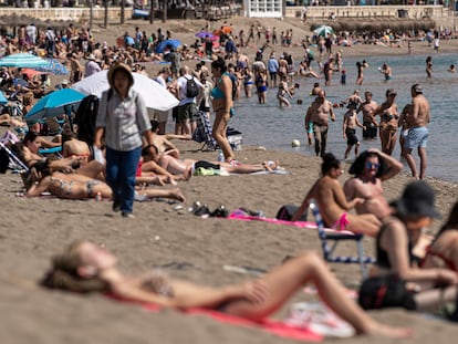 Bañistas en abril en la playa de la Malagueta, en Málaga.