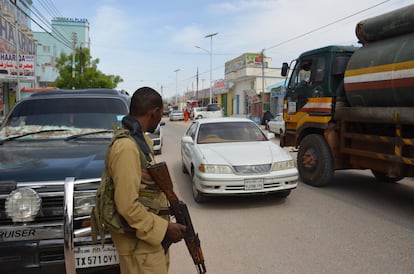 Un guardia de seguridad en Garoowe. La ciudad es una de las más prósperas y seguras de Somalia, pero los extranjeros, los ricos y los políticos todavía necesitan guardias armados para moverse.