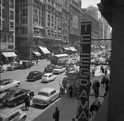 Tráfico de coches en la Gran Vía de Madrid en una imagen de 1959.