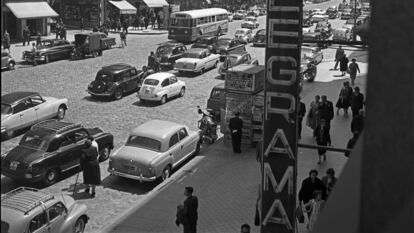 Tráfico de coches en la Gran Vía de Madrid en una imagen de 1959.