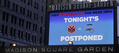 Cartel situado en el exterior del Madison Square Garden que advierte de la cancelación del partido.