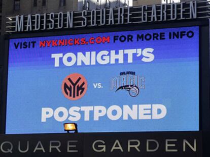 Cartel situado en el exterior del Madison Square Garden que advierte de la cancelación del partido.