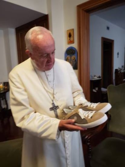 El Papa al recibir las zapatillas.