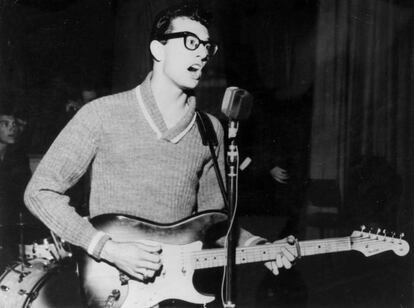 Buddy Holly, en una actuación a finales de los años cincuenta.