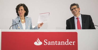 Ana Botín, presidenta del Banco Santander y José Antonio Álvarez, consejero delegado, durante las presentación de resultados de 2017 en la sede de la entidad en Boadilla del Monte.