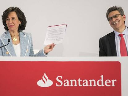 Ana Botim, presidenta do Banco Santander e José Antonio Álvarez, conselheiro delegado, durante a apresentação de resultados de 2017 na sede da entidade em Boadilla do Monte.