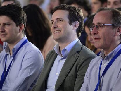 Pablo Casado, este sábado, en Vitoria, junto al líder del PP vasco, Alfonso Alonso (a la derecha), y Diego Gago, presidente de Nuevas Generaciones.