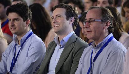 Pablo Casado, este sábado, en Vitoria, junto al líder del PP vasco, Alfonso Alonso (a la derecha), y Diego Gago, presidente de Nuevas Generaciones.