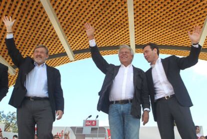 Felipe González entre el candidato a alcalde de Madrid, Jaime Lissavetzky y Tomás Gómez, candidato a la presidencia de la Comunidad.