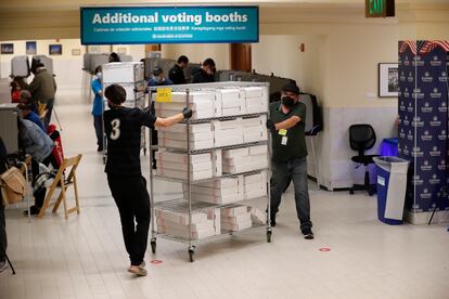 Trabajadores electorales en un centro de votación de San Francisco (California).