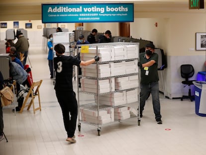 Trabajadores electorales en un centro de votación de San Francisco (California).