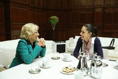 Claudia Sheinbaum junto a la alcaldesa de Madrid, Manuela Carmena.