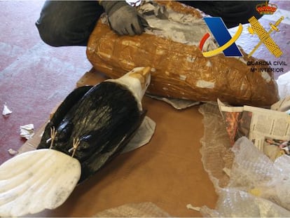 Fotografía facilitada por la Guardia Civil de uno de los pájaros en que estaba oculta la cocaína.