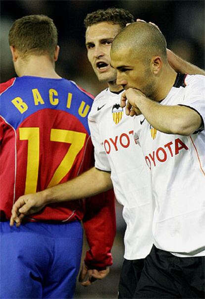 Baraja felicita a Di Vaio por el primer gol valencianista.