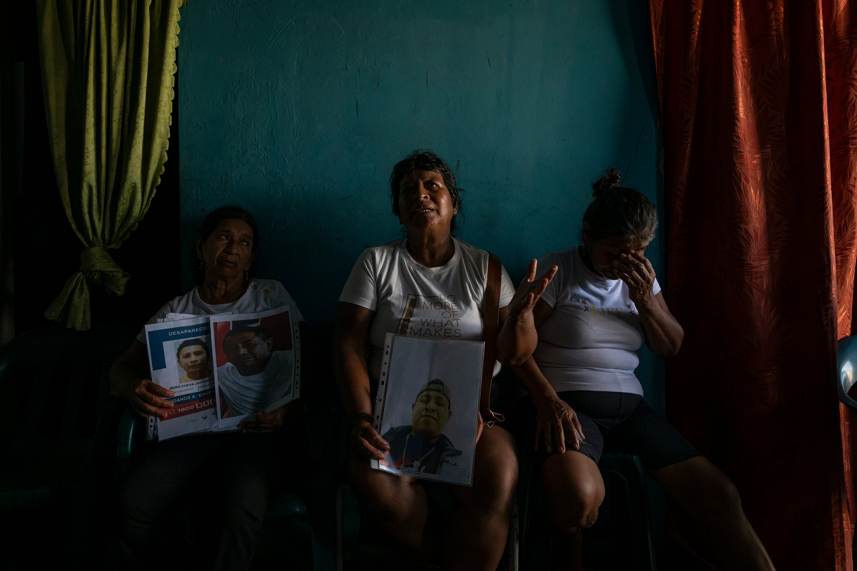 Familiares de los pescadores desaparecidos del barco 'Fiorela', en Ecuador, el pasado 16 de marzo.