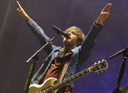 El cantante y guitarista de la banda sueca Mando Diao, Björn Dixgard, durante el concierto de la tercera y última jornada del Low Festival, el pasado domingo.