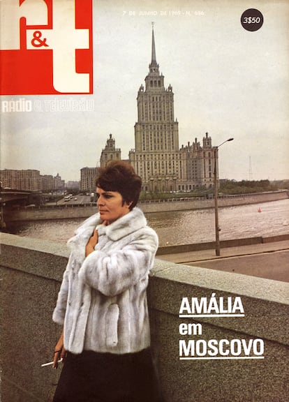 Capa de uma revista com a visita de Amália Rodrigues a Moscou, em 1969. 