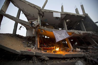 Un niño palestino dentro de su casa en un edificio en ruinas que fue destruido durante los 50 días de conflicto entre Israel y Hamas.