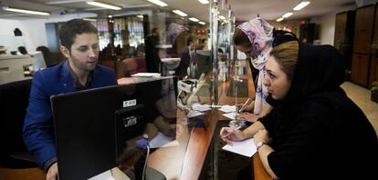 Clientes en una oficina bancaria del Parsian Bank en Teherán, el pasado 28 de julio.