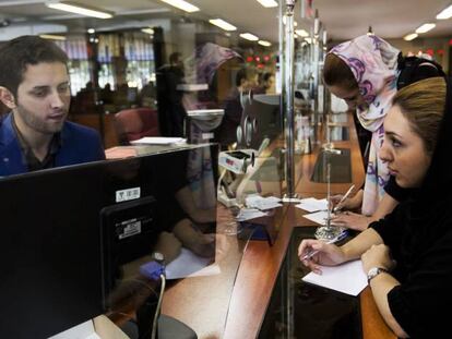 Clientes en una oficina bancaria del Parsian Bank en Teher&aacute;n, el pasado 28 de julio.