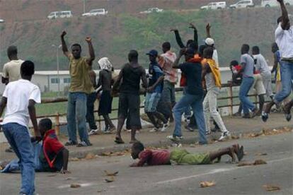 Partidarios del presidente se manifiestan en el exterior de la sede de la ONU, en Abidjan.