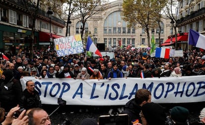 Manifestantes marchan contra la islamofobia este domingo en París. 