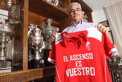 Fabriciano González, entrenador del Granada, en la sala de trofeos de las oficinas del club.