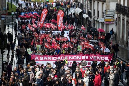 Manifestación en Santiago contra la reforma sanitaria de Feijóo.