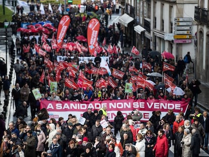 Manifestación en Santiago contra la reforma sanitaria de Feijóo.