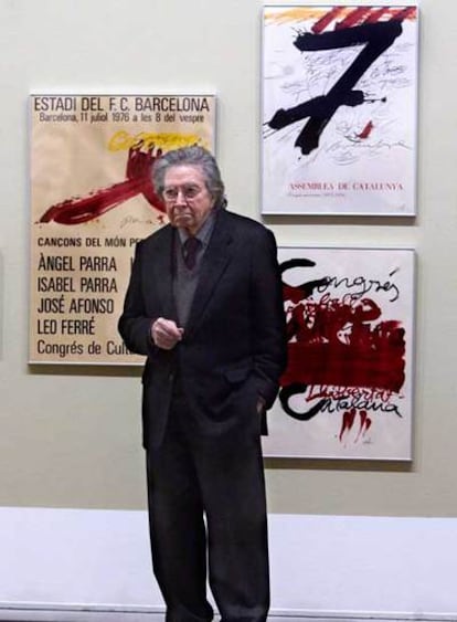 La Fundación Antoni Tàpies revisa en la exposición <i>Los carteles de Tàpies y la esfera pública</i> la producción cartelística del artista catalán a través de 110 obras.