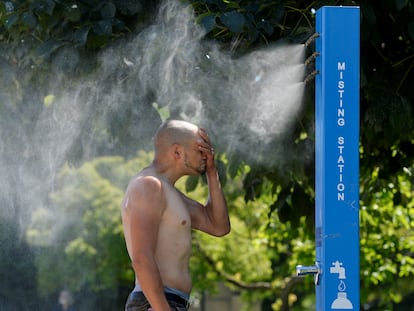 Un hombre se refresca en una plaza de Vancouver, en la Columbia Británica, Canadá, este domingo.