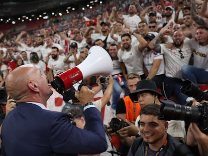 Monchi, con un megáfono en el Puskas Arena tras conquistar la Liga Europa.