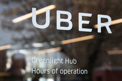 Símbolo de Uber en la entrada al Hub Greenlight de Brooklyn, Nueva York.