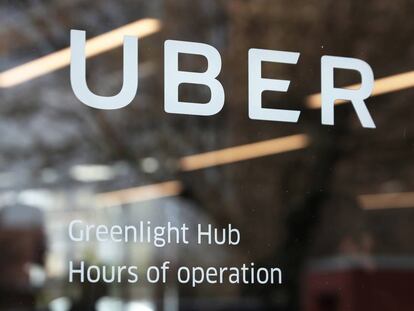Símbolo de Uber en la entrada al Hub Greenlight de Brooklyn, Nueva York.